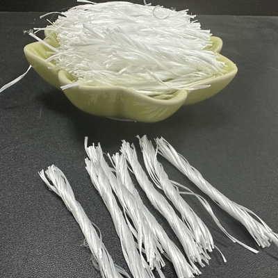 แข็งแรง ทนทานต่อการแตกร้าว สีเทา PP ไฟเบอร์ Twisted Bunchy Form 500T สำหรับพื้นอุตสาหกรรม
